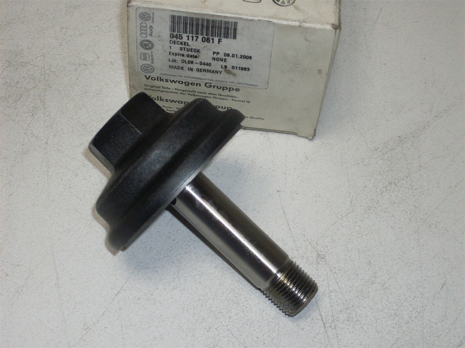 Engine oil filter screw cap 045117061F 1.9 TDi New genuine Audi  