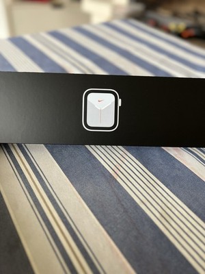 Apple Watch Nike Series 6 44 mm Silber Aluminium GPS 32 GB mit Armbändern