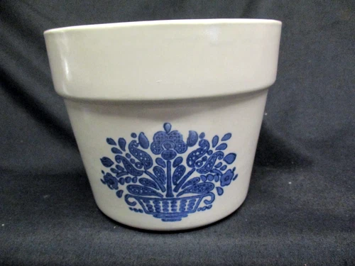 Vintage 4" Tall And 5" Wide 1982 FTDA Pfaltzgraff Yorktowne Flower Pot Unused