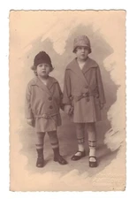 SB3587 PRIVATE PHOTO POSTCARD LITTLE VICTORIAN KIDS POSING TOGETHER