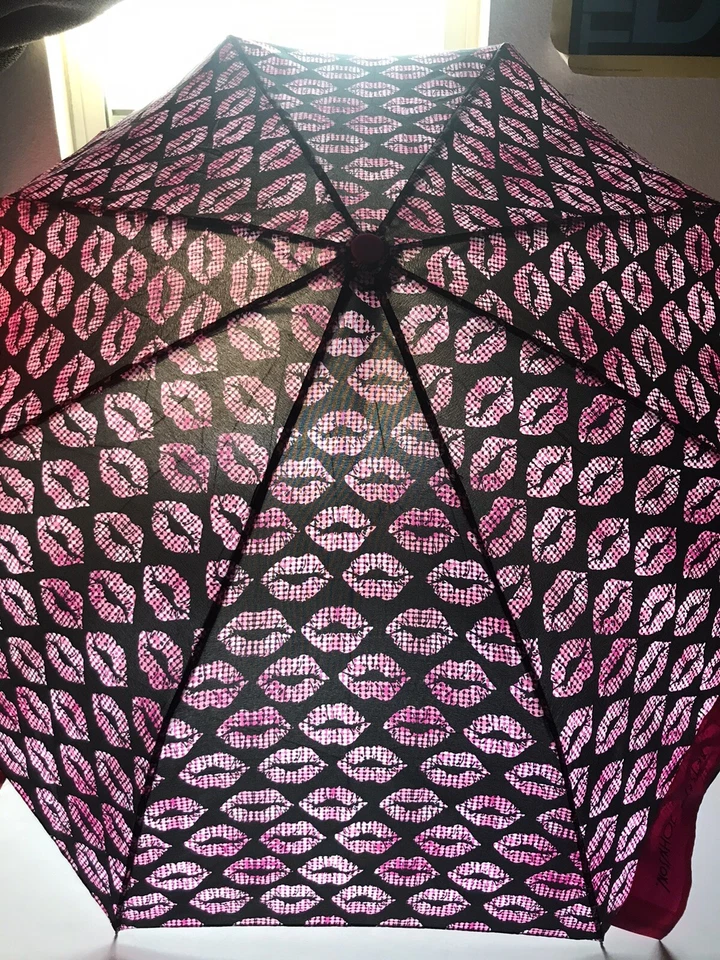 SOMBRILLA BETSEY JOHNSON NEGRO/ROSA BRILLANTE ESTAMPADO DE LABIOS AUTO ABIERTO NUEVO CON ETIQUETAS Foto 3 de 4