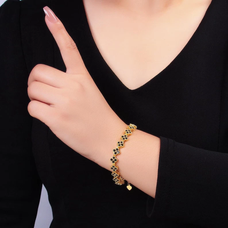 Brazalete de cadena de tenis de diamantes negros simulados redondos de 5 quilates enchapados en oro amarillo de 14 k Foto 2 de 4