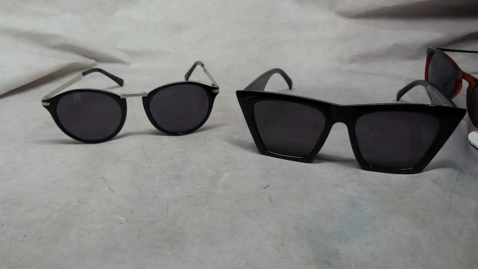 Lot of 4 - H&M Assorted Women's Sunglasses Various Colors and Styles - Image 4 of 4