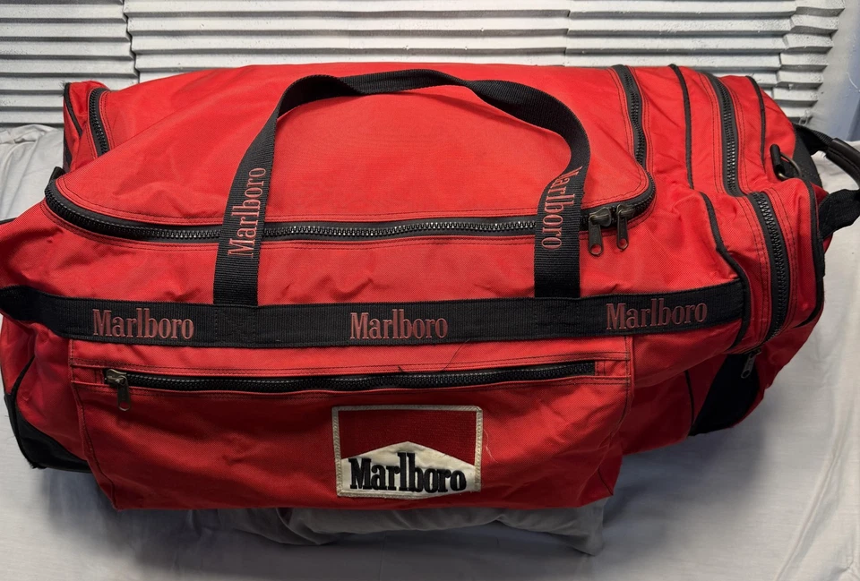 Bolso de Lona Rodante Marlboro Vintage Rojo Ruedas Equipaje de Viaje Grande Logo Años 90 Foto 3 de 4