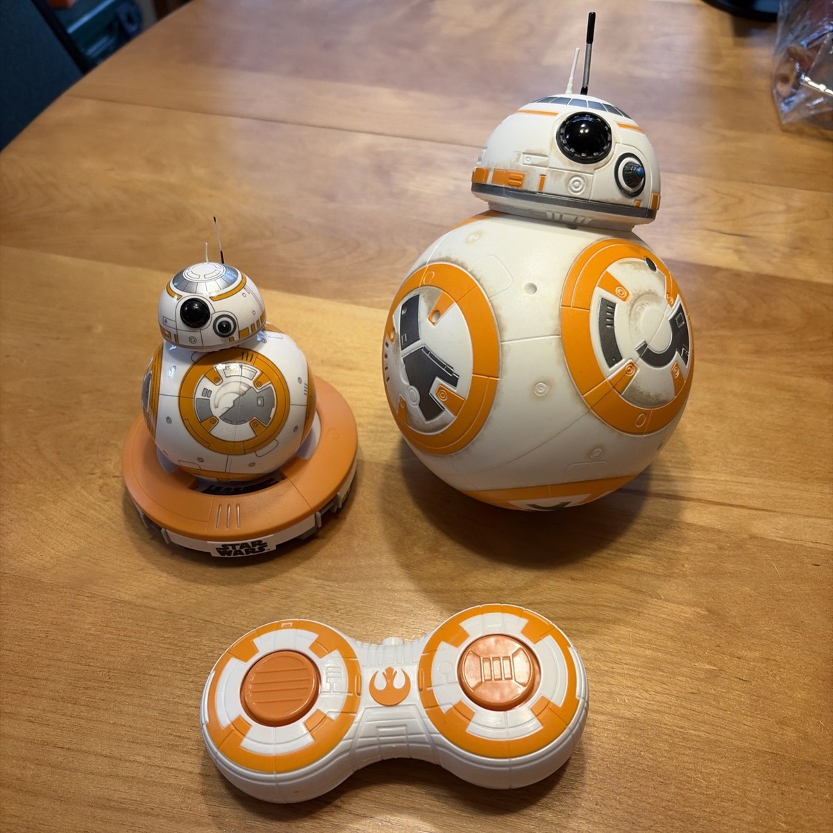 ディズニーストア　スターウォーズ　R2D2＆BB-8 Star Wars Disney Store Deluxe BB-8 + Sphero Remote Control Droid