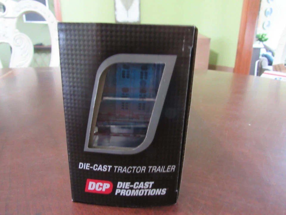 DCP 1/64 #34251 PETERBILT 352 COE 110" SLEEPER W/WILSON PSAL LIVESTOCK TRAILER - Image 4 of 4