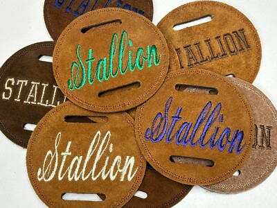 1 x hellbrauner Wildlederhengst 8 cm Trense Scheibe Abzeichen creme Schrift