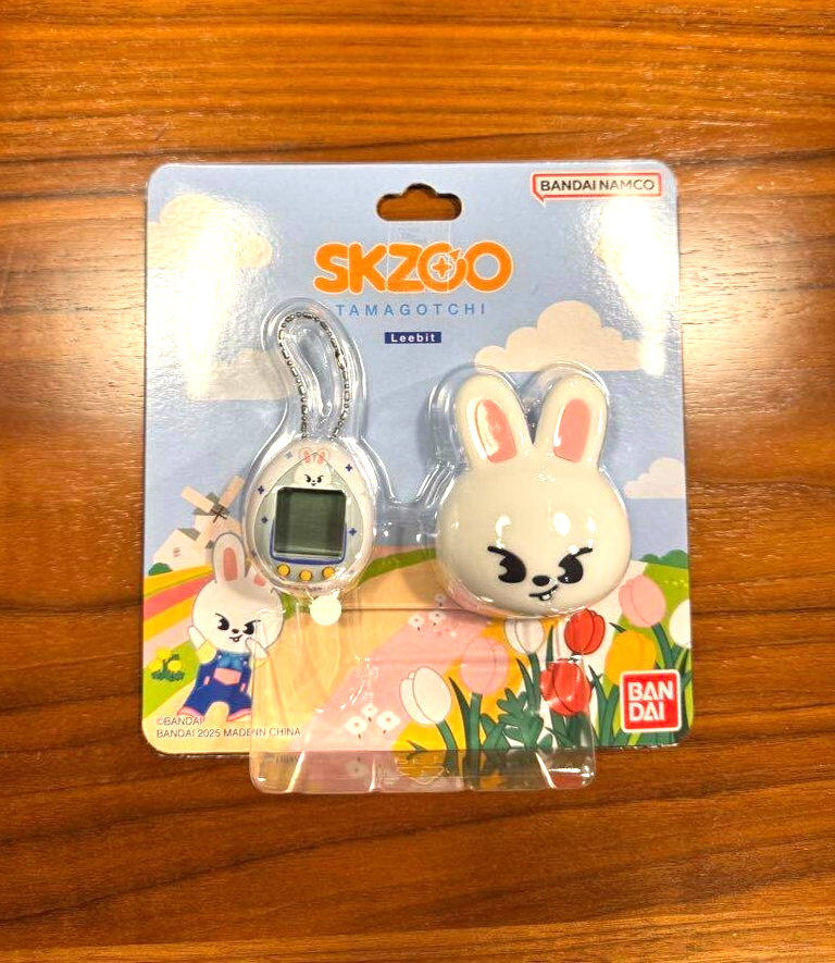 アイドル SKZOO TAMAGOTCHI & CASE SET - Leebit SKZOO x Tamagotchi Leebit Lee Know Case Set with Card Stray