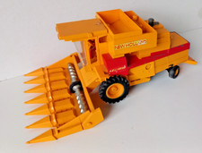 BRITAINS -  MOISSONNEUSE NEW HOLLAND TR 85 incomplète