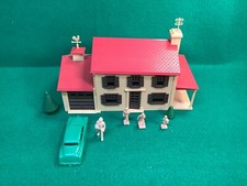 PLASTICVILLE 2 STORY COLONIAL HOUSE LH-4 COMPLETE TAN w/ BROWN TRIM, RED ROOF
