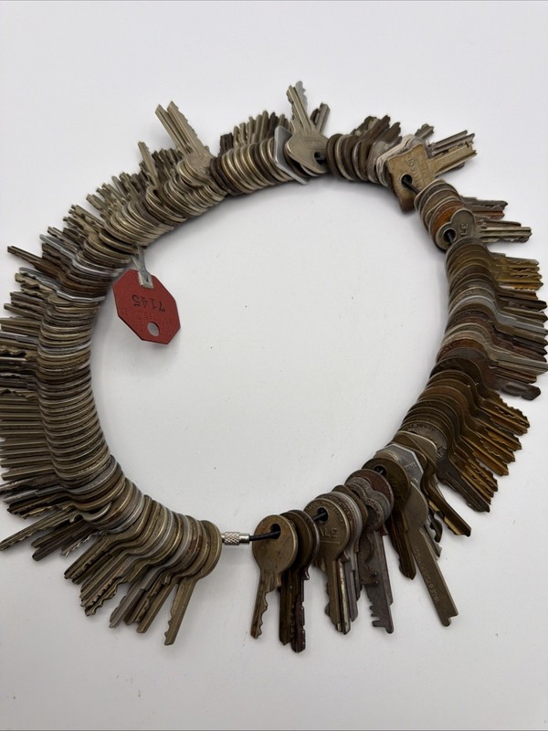 Large Lot of 142 Vintage YALE - Yale & TOWNE Keys Many Styles Old