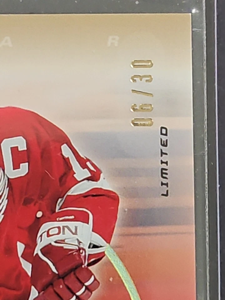 2003-04 Upper Deck Trilogy Steve Yzerman #33 Salón de la fama oro limitado/30 Foto 3 de 4