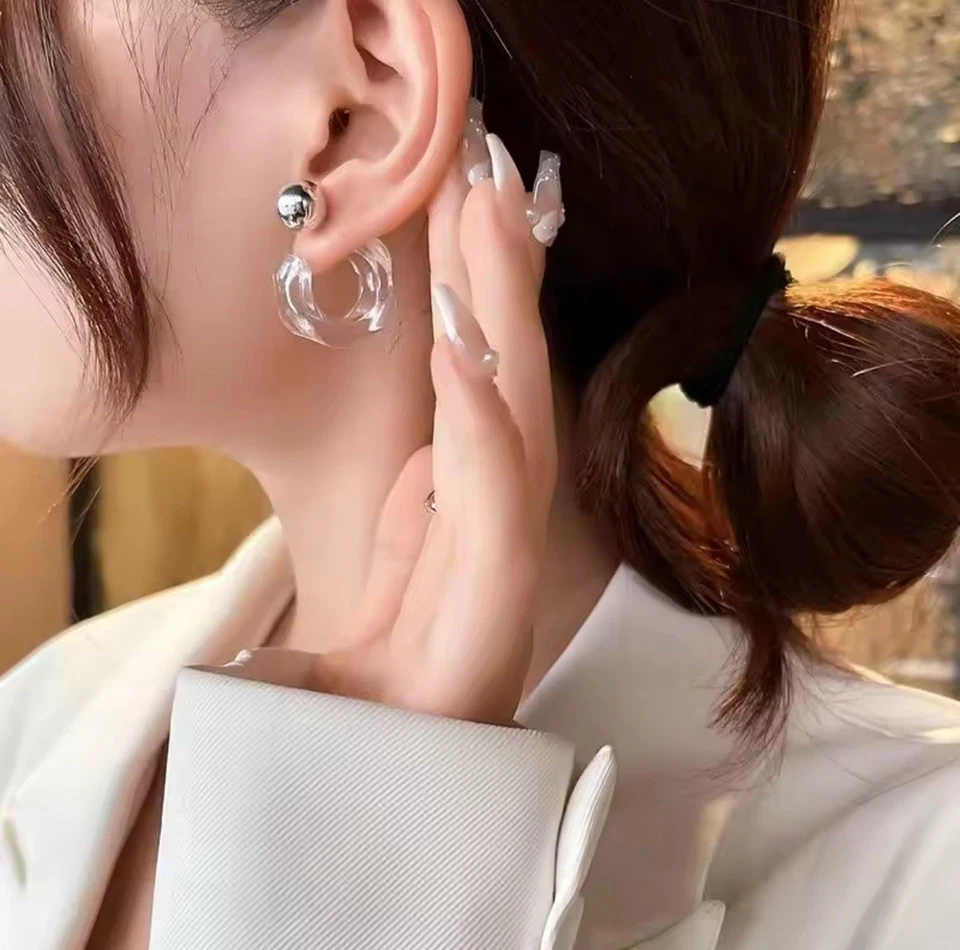 Orecchini a Cerchio Irregolari Trasparenti in Acrilico - Immagine 2 di 2