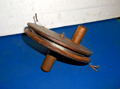 VINTAGE  Wooden CONTROL LINE Reel & .018 2 Line X ? GOOD WORKING CONDITION.