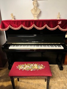 Yamaha U3 Upright Piano – Glossy Black (Polished Ebony)