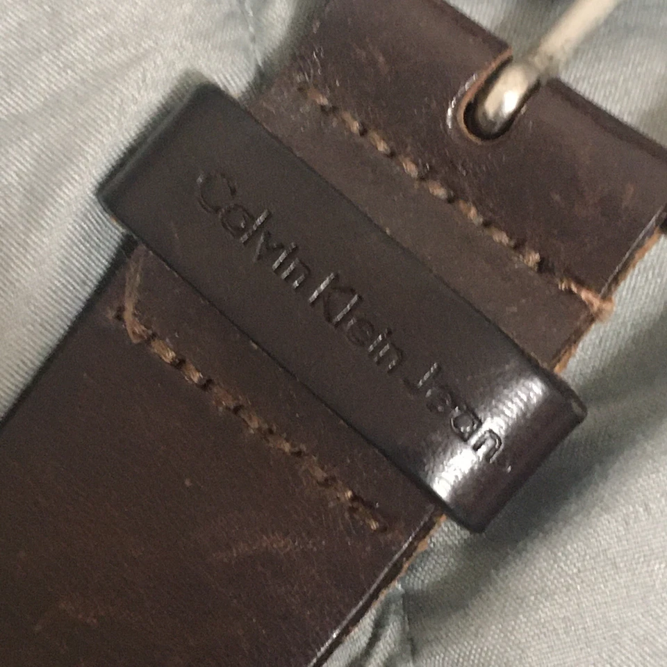 Cinturón de vestir informal de cuero marrón liso Calvin Klein hecho en Italia talla 35 Foto 3 de 4