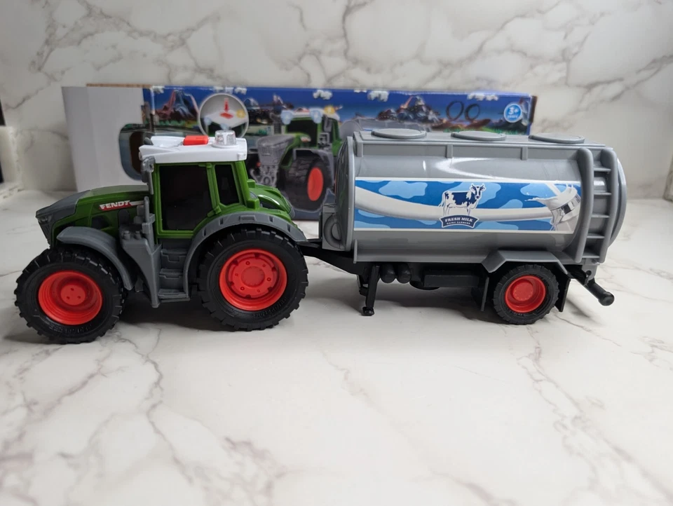 Tractor máquina de leche Chad Valley Light & Sound Farm Fendt 27 cm en caja. Foto 2 de 4