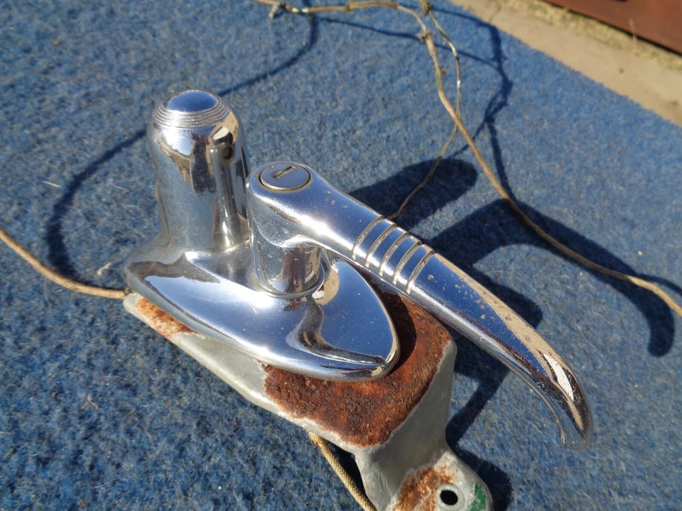 1946 Hudson TRUNK HANDLE ASSEMBLY Good Used Super Six 1947 Foto 2 de 4