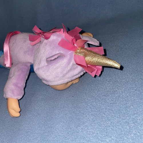 Cabbage Patch Bambini Cuties Bambola Fantasia Amici Aria Unicorno Arcobaleno Viola CPK - Foto 16 di 18