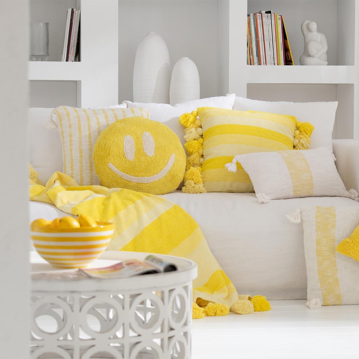 Coussin tufté Smiley Polly 45cm jaune idée cadeau crémaillère