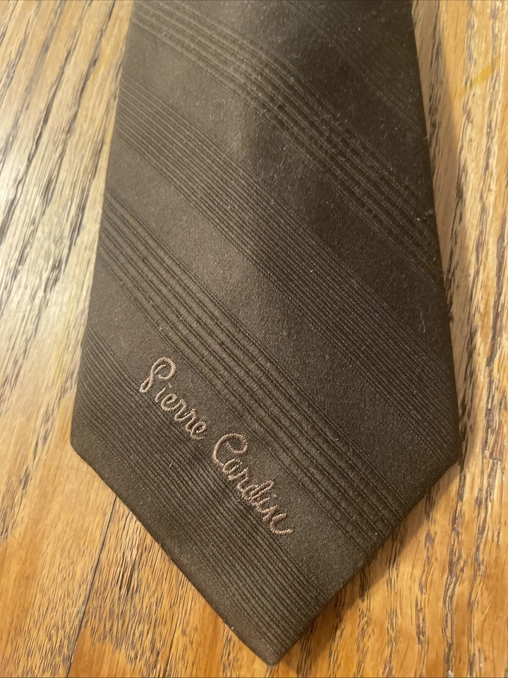Corbata vintage años 60 70 usada en excelente estado Pierre Cardin marrón poliéster modelo deletreado logotipo Foto 3 de 4