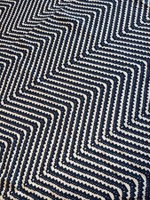 Chrevron w kolorze niebieskim od Barneby gates Pozostałość tkaniny 1m