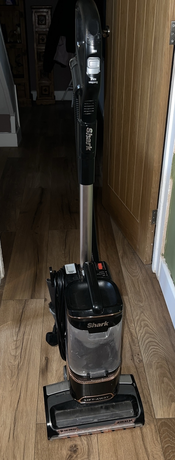 SHARK CORDED BAGLESS UPRIGHT LIFT AWAY VACUUM CLEANER HOOVER NV702UK