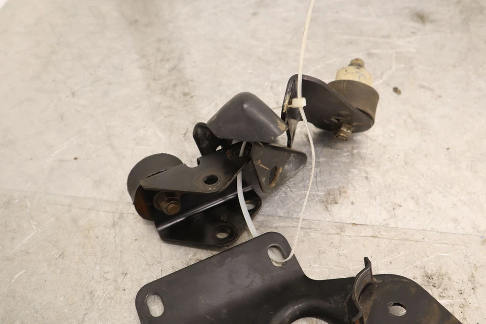 1999 POLARIS MAGNUM 500 4X4 OEM MOTOR ENGINE MOUNT STAY BRACKET - Image 2 of 4