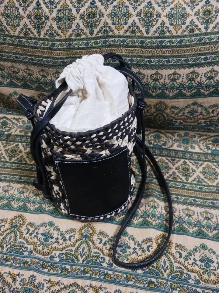 Bolso Cesta LOEWE Negro Casi Como Nuevo 13x18x13cm Auténtico Usado Foto 2 de 4