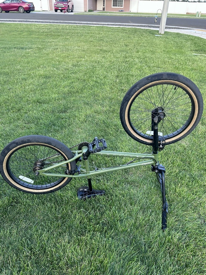 BICICLETA DE CALLE HARO BMX DOWNTOWN DLX MATE VERDE MILITAR Foto 3 de 4