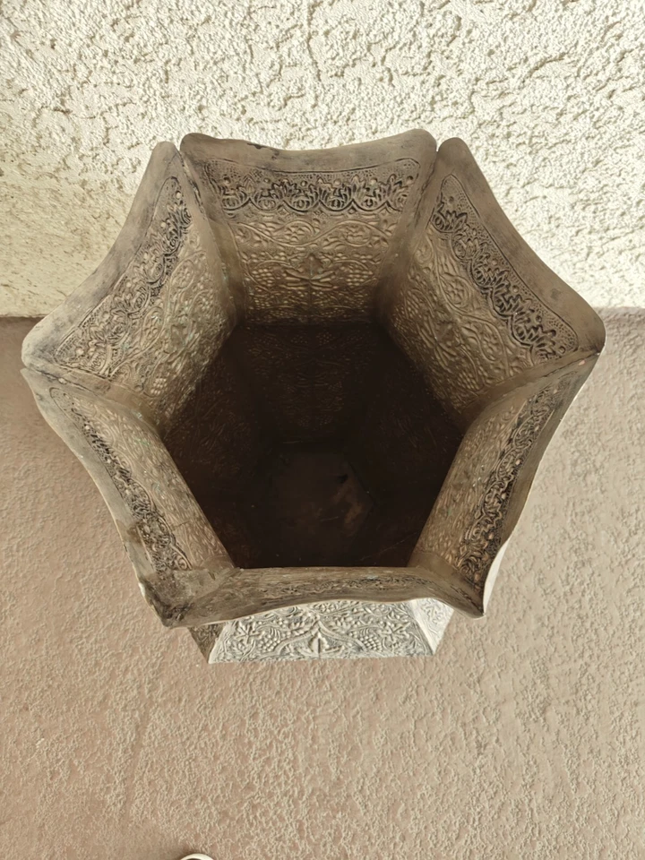 Jarrón de piso grande de metal Repousse de 27,5 pulgadas de alto urna independiente Foto 3 de 4