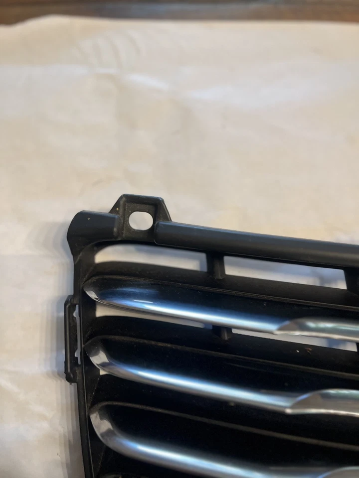 Conjunto de parrilla Chrysler 300 2011-2014 OEM parachoques delantero superior nuevo sin usar Foto 2 de 4