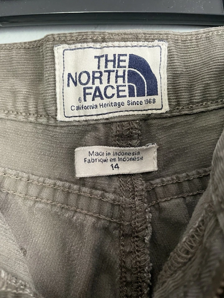 Pantalones para mujer The North Face 14 gris pana pierna recta informales bolsillos exteriores Foto 2 de 4