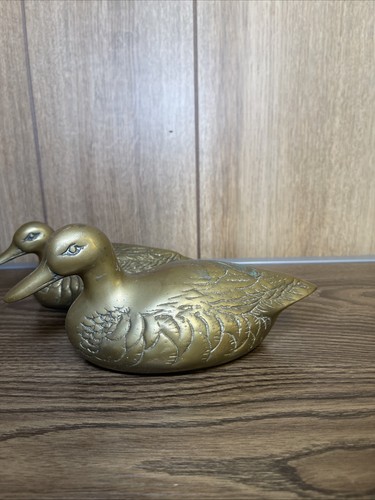 Estatuilla vintage de patos de latón pátina natural de 9" y 8" MCM - Imagen 3 de 10