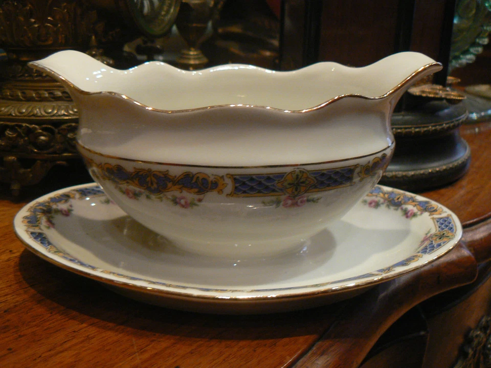 ancienne sauciere en porcelaine decor de style louis XVI roses - Photo 1/1
