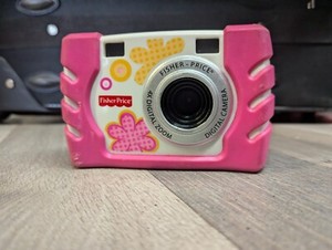 Pink Fisher Price Kid Tough Digital Camera Used Tested Works 2010. B8