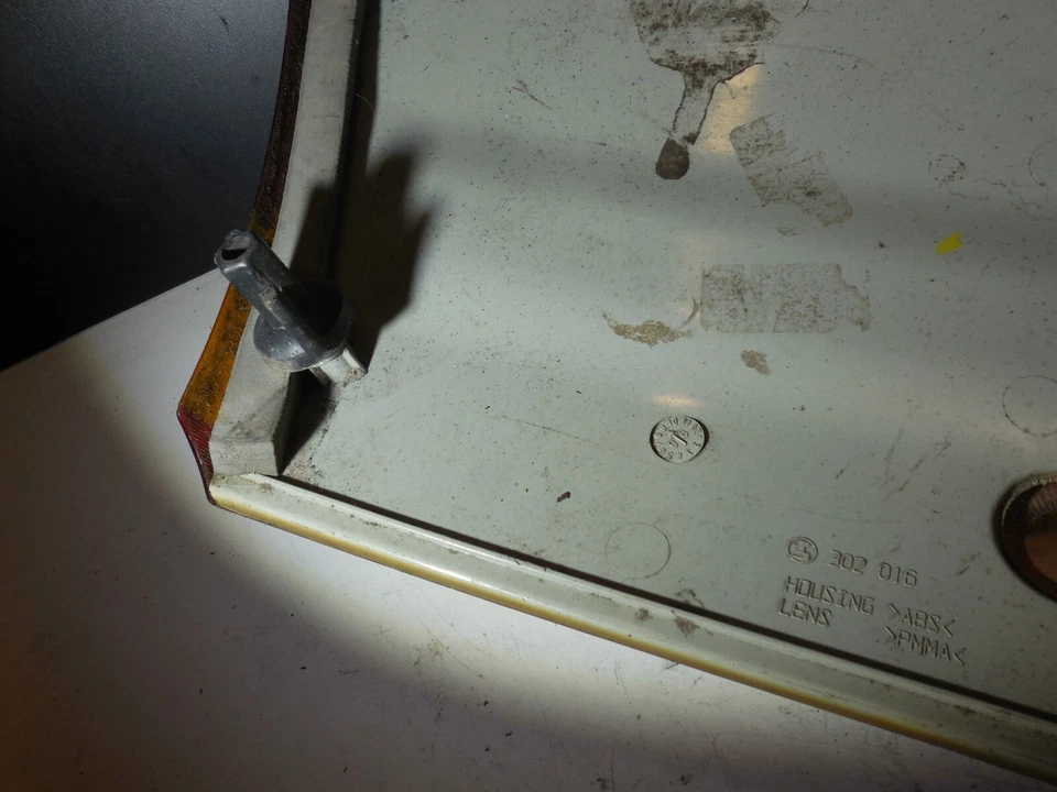 Center Tail Light Panel Trim LH+RH OEM 19152249 2000-2002 土星 L100 L200 L300 — 第 3/4 张图片