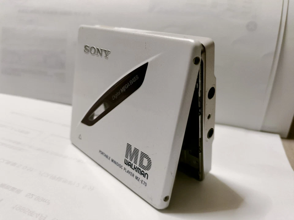 Sony portable MD player MZ-E70 Walkman ln good condition beautiful whit - Image 4 of 4