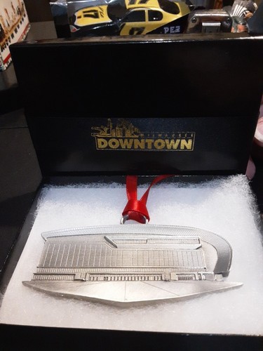 Downtowm Milwaukee Pewter Fiserv Forum Ornament - 第 1/3 張圖片