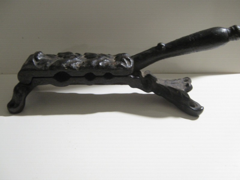 VINTAGE ANTIQUE ORIGINAL CAST IRON CORK PRESS NO MAKERS MARK 5 DAY AUCTION