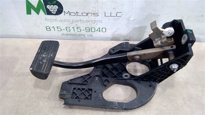 Chevrolet Tahoe 2015-2020 pedal de freno OEM 84378256 Foto 2 de 4