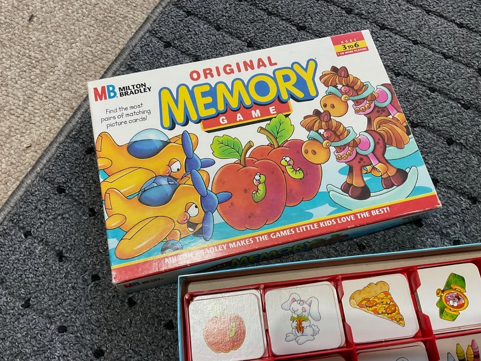 original Memory game Milton Bradley . complete . #4664 . ©1996 . excellent - Image 2 of 4