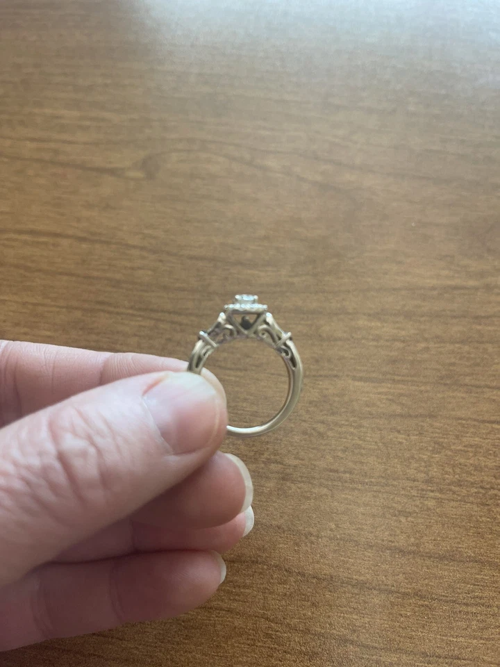 Anillo de compromiso solitario con halo de diamantes Vera Wang de 3/4 quilates de oro blanco de 14 quilates Foto 3 de 4