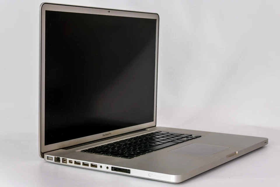 MacBook Pro (17 Zoll, Mitte 2010), 2,66 GHz Dual-Core Intel i7, 8GB RAM, 2x 1TB - Bild 2 von 4