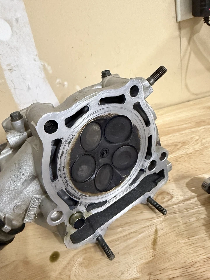 **2001-2004**YAMAHA YZ250F**MONTAJE COMPLETO DE CULATA OEM**¡LEVAS/VÁLVULAS! Foto 3 de 4