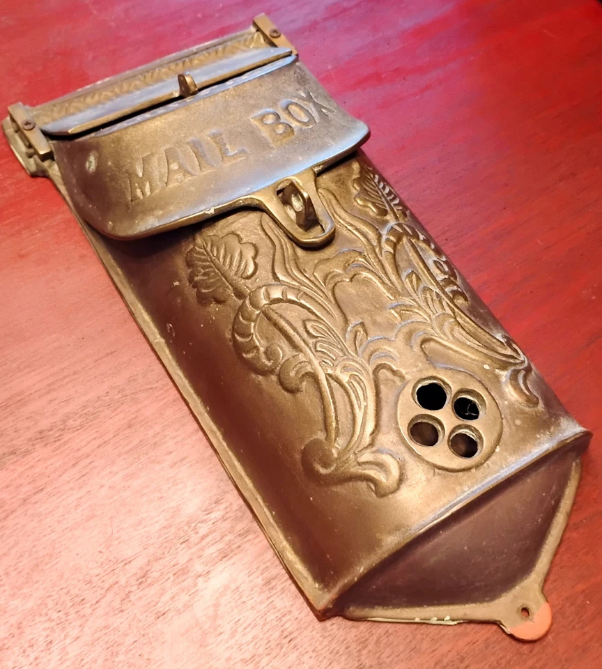 ANTIGA CAIXA DE CORREIO PADRÃO LATÃO SÓLIDO 12" MONTAGEM NA PAREDE ORNAMENTADA FURO DE PREPARAÇÃO VITORIANO - Imagem 4 de 4