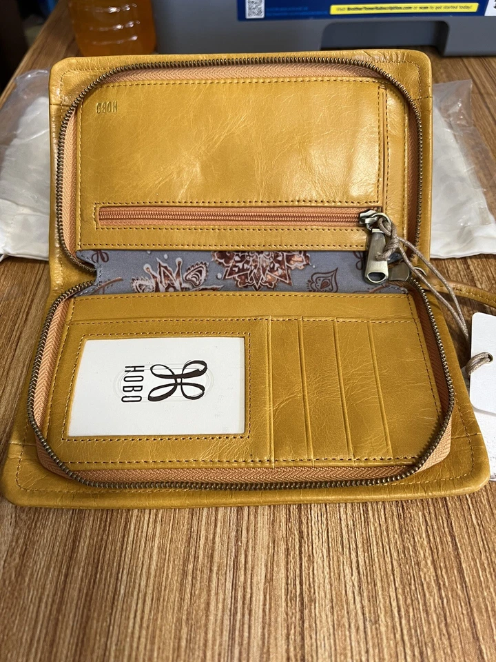 NUEVO CON ETIQUETAS Hobo International Galaxy Cartera de Cuero Muñequera Ámbar Precio de venta sugerido por el fabricante 128 USD Foto 2 de 4