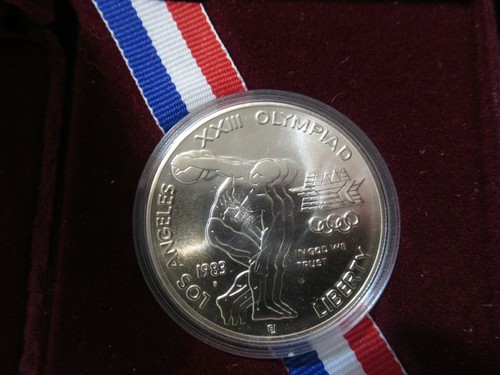 Gift Set: 2 US Mint 1983 SILVER Dollars, Los Angeles Olympics, PROOF + UNC. - Picture 3 of 5