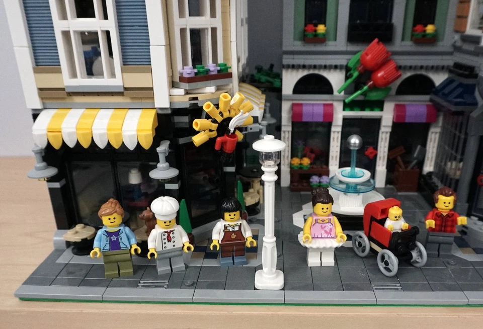 LEGO CREATOR: Assembly Square (10255) 100% With Figures And Instructions - Image 2 of 4