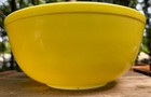 Vintage Pyrex Yellow 404 Mixing Bowl 4 Quart Primary Colors Series Milk Glass — photo 1